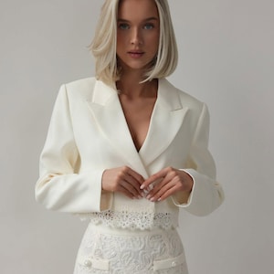 Elfenbein-Rock-Klage-Set kurzer Blazer und stilvoller zweiteiliger formeller Business-Anzug für Frauen schickes modernes Büro anspruchsvoller Anlass