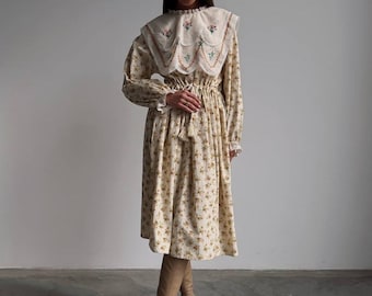 Vestido midi estilo campestre com gola bordada: