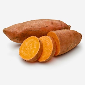 Puede incluir: Imagen de batatas, una entera y otra parcialmente cortada. La batata entera es de color marrón rojizo, mientras que las piezas cortadas revelan un interior de color naranja brillante. Sobre un fondo blanco.