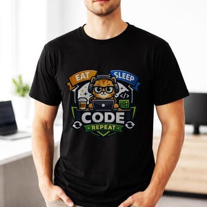 Peut inclure: T-shirt noir avec un chat de dessin animé portant un casque et des lunettes, codant sur un ordinateur portable. Le design comprend les mots "EAT SLEEP CODE REPEAT". Le chat tient une tasse de café. Le t-shirt est porté par une personne.