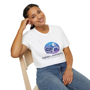 Puede incluir: Camiseta blanca con un gráfico colorido que presenta una pantalla de computadora, un cerebro y engranajes, con el texto "CODING & AUTOMATION - AI TECH SOLUTIONS". La camiseta la lleva una persona sentada en una silla de madera.