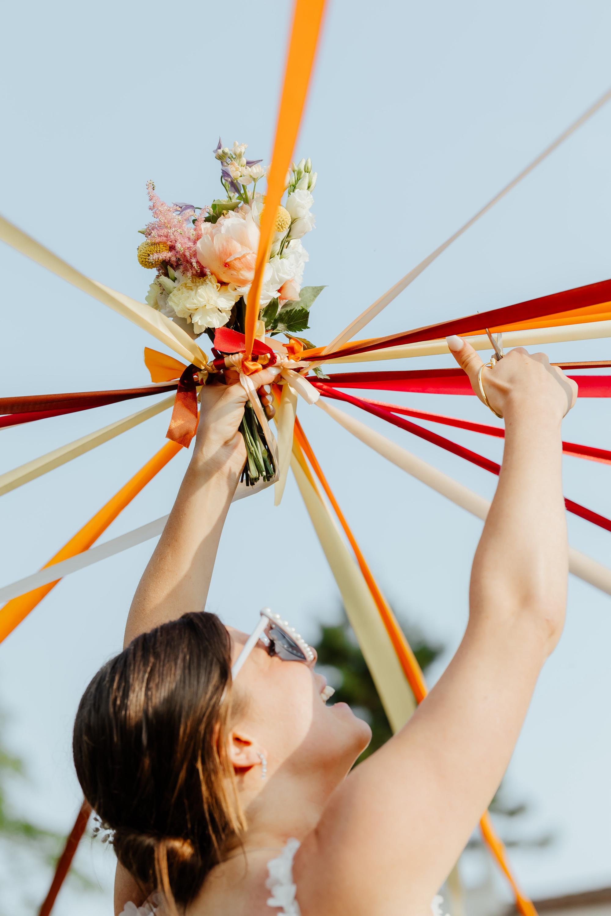 Ronde de rubans pour mariage – Lancement de bouquet festif