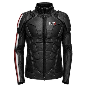 Peut inclure: Une veste en cuir noir avec un col montant, une fermeture éclair frontale intégrale et des panneaux structurés. La poitrine arbore le logo N7 blanc et rouge. La manche droite présente des bandes verticales rouges et blanches, et les épaules ont des détails texturés façon fibre de carbone.