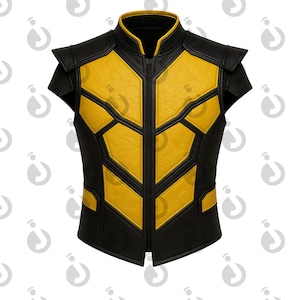 Puede incluir: Un chaleco negro y amarillo con cuello alto y cremallera frontal. El chaleco presenta un diseño geométrico con paneles amarillos delineados en negro. Los hombros tienen pequeños acentos cuadrados. El chaleco es sin mangas y parece ser de cuero.