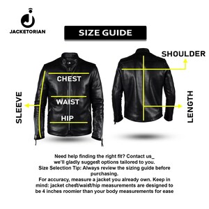 Op de afbeelding: Een maattabel voor een zwarte leren jas met de tekst "SIZE GUIDE". De gids toont voor- en achteraanzichten van een jas met meetlabels: borst, taille, heup, mouw, schouder en lengte. De tekst geeft tips voor nauwkeurige maatvoering.