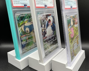 Soporte para placas PSA impreso en 3D – Colores: blanco, negro y gris / Ajuste perfecto por fricción, sin tambaleos, exhibición de cartas en ángulo / Soporte para placas TCG