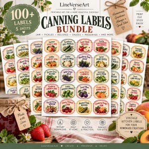 Op de afbeelding: Een bundel van 100+ printbare inmaaketiketten op 5 vellen, met diverse voedselillustraties en tekst voor items zoals perzikjam, augurken en aardbeienjam. De etiketten zijn voorzien van een geruite rand en een vintage uitstraling.