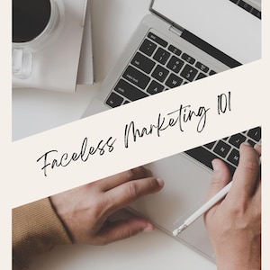 以下が含まれることがあります： 白い表面に、空白の画面のラップトップ、コーヒーカップ、紙の束があります。「Faceless Marketing 101」というテキストが画像に書かれています。人の手はラップトップを使用し、スタイラスを持っています。