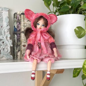 Muñeca coleccionable hecha a mano de arcilla y textiles | Muñeca de diseño de 20 cm | Regalo, decoración de interiores