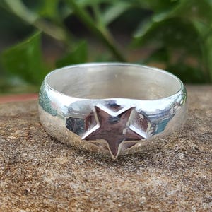 925 Sterling Silver Star Ring | Bold Silver Band with Star Design | Unisex Celestial Jewelry | Statement Ring for Him or Her | Gift Idea