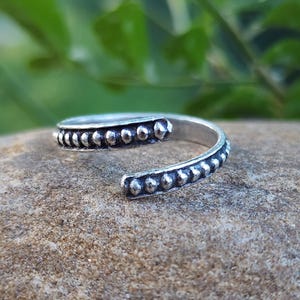 Anello regolabile Infinity Twist in argento sterling 925 / Anello aperto minimalista moderno fatto a mano / Gioiello unisex in argento da regalo per tutti i giorni