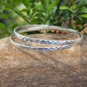 Conjunto de 2 pulseiras de prata esterlina 925 marteladas | Conjunto de pulseiras de prata minimalistas feitas à mão | Pulseiras empilháveis para mulheres | Joias Boho