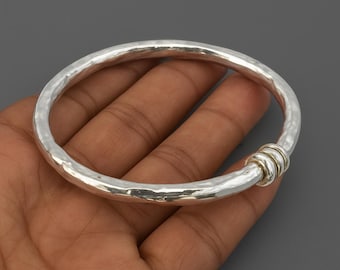 Brazalete de plata esterlina martillada / Pulsera unisex hecha a mano para hombres y mujeres / Joyería minimalista de plata / Regalo moderno para uso diario