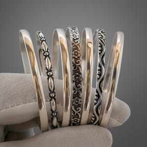 7er Set Sterling Silber Armreifen für Damen | Handgemachte stapelbare Manschette Armbänder | Boho Blumenmuster Schmuck Geschenk | Minimalistisches Armreifen Set