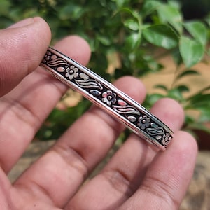 925 Sterling Silber Oxidierter Blumen Armreif | Handgemachtes ethnisches Armband | Vintage Boho Schmuck für Damen | Blumen gravierte Silber Armreif