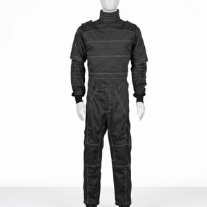 Pu&ograve; includere: Tuta da corsa nera con cuciture bianche. La tuta presenta un collo alto, maniche lunghe e una silhouette aderente. I pantaloni hanno pannelli rinforzati sulle ginocchia e una cintura. La tuta &egrave; esposta su un manichino.