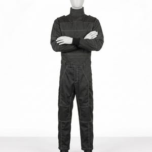 Pu&ograve; includere: Tuta da corsa grigio scuro con cuciture bianche, esposta su un manichino. La tuta presenta un collo alto, maniche lunghe e pantaloni abbinati. Il manichino indossa stivali neri. Progettata per gli sport motoristici.
