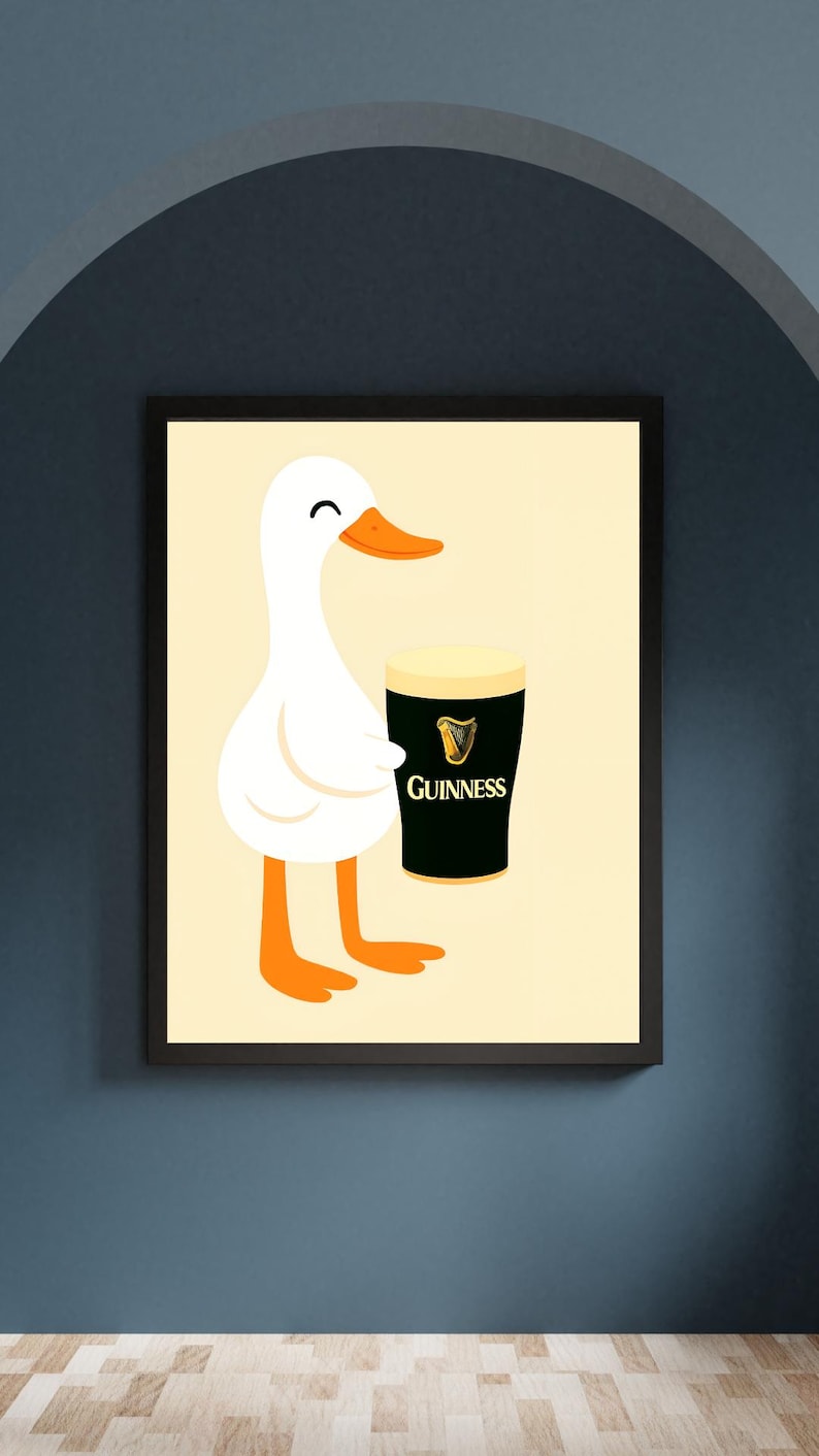 Puede incluir: Impresi&oacute;n enmarcada de un pato de dibujos animados sosteniendo una pinta de Guinness. El pato es blanco con pico y patas naranjas. El vaso de Guinness es negro con cabeza blanca y el logo de Guinness.