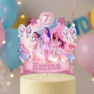 Puede incluir: Un adorno para pastel con tres figuras de dibujos animados con trajes blancos y dorados, con el nombre "Emma" en una pancarta. El diseño incluye estrellas, lazos y una bola de discoteca con el número 7, sugiriendo un tema de cumpleaños.