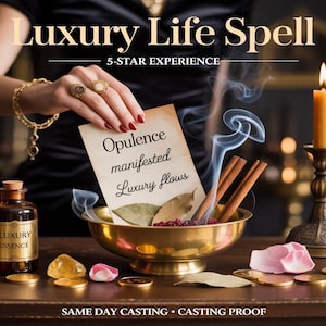 Könnte beinhalten: Ein Ritualset mit einer Messingschale, die Zimtstangen und Lorbeerblätter enthält, einer braunen Glasflasche mit der Aufschrift Luxury Essence, einer brennenden gelben Kerze und einer Karte mit dem Text Opulence manifested Luxury flows.