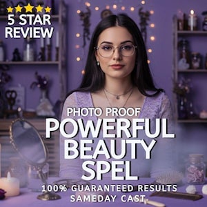 Può includere: Una donna con gli occhiali è al centro di una scena a tema viola. Il testo recita "PHOTO PROOF POWERFUL BEAUTY SPEL". La scena comprende candele, uno specchio e scaffali con vari oggetti.