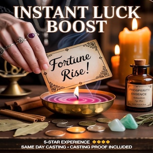 Puede incluir: Imagen con temática de adivinación. Una mano sostiene una tarjeta que dice "Fortune Rise!" sobre una vela encendida en un cuenco dorado. Una pequeña botella etiquetada como "Prosperity Essence" está cerca, junto con monedas, cristales y palitos de canela.