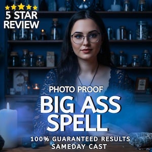 Puede incluir: Imagen de una mujer con gafas frente a una estantería con tarros. El texto dice "5 STAR REVIEW", "PHOTO PROOF", "BIG ASS SPELL", "100% GUARANTEED RESULTS" y "SAMEDAY CAST". Dos velas encendidas y otros objetos están sobre la mesa.