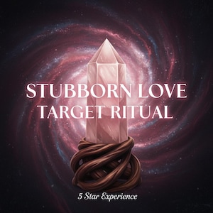 Könnte beinhalten: Ein rosa Kristallpunkt, umwickelt von braunen Ranken, vor einem wirbelnden Galaxiehintergrund. Der weiße Text lautet "STUBBORN LOVE TARGET RITUAL". Die Worte "5 Star Experience" stehen unten.