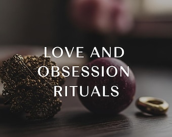 Può includere: L'immagine presenta il testo "LOVE AND OBSESSION RITUALS". Su una superficie scura e strutturata, sono presenti un anello d'oro, una sfera viola scuro e un gruppo di elementi metallici dorati ornamentali.