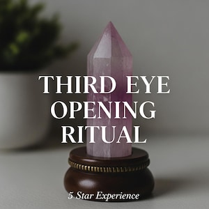 Könnte beinhalten: Ein facettierter, hellvioletter Kristallpunkt auf einem dunklen Holzsockel. Der Text "THIRD EYE OPENING RITUAL" ist in Weiß dargestellt, darunter "5 Star Experience". Der Kristall ist der Mittelpunkt und deutet auf ein spirituelles oder metaphysisches Thema hin.