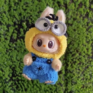 Handgefertigtes Labubu Bunny Minion Kostüm - 17 cm Plüschpuppe Overall mit Hasenohren und Brille, Custom Fit