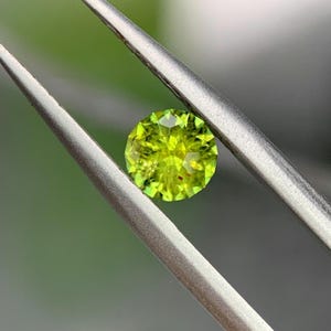 0.5cts nature unheat green yellow round sapphire - precision cut