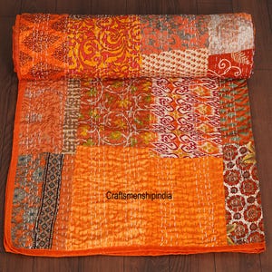 Handgjort Kantha-filt i siden, lapptäcke i boho-stil med etniskt mönster