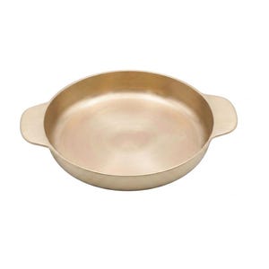 Peut inclure: Un bol rond et peu profond en laiton avec une finition métallique lisse et deux poignées latérales intégrées. Le bol présente un intérieur large et ouvert ainsi qu'une surface aux tons dorés, avec une forme simple et fonctionnelle.