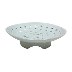 Op de afbeelding: Een witte keramische zeepbakje met een gespikkelde afwerking. Het bakje heeft een ondiepe, ovale vorm met talrijke afvoergaten en staat op een driepootbasis. Het ontwerp is minimalistisch en functioneel.