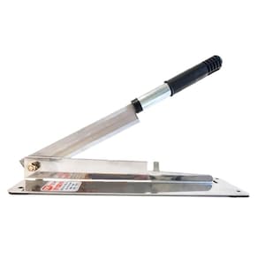 Könnte beinhalten: Ein gewerblicher Fleischschneider aus Edelstahl mit schwarzem Griff. Die Klinge ist abgewinkelt und an einer Basis mit einem Hebelmechanismus befestigt. Der Schneider ist zum Schneiden von Fleisch bestimmt.