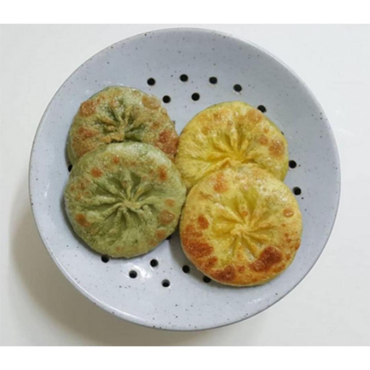 Ceramic Non-Stick Steaming & Serving Plate with Drain Holes 9.5in