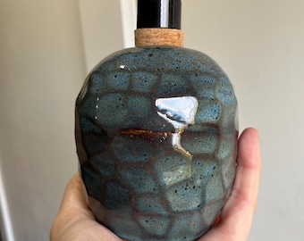 Dispensador de jabón de cerámica hecho a mano – Botella de gres texturizado
