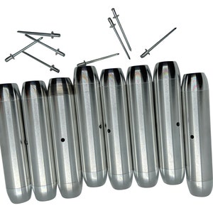 Puede incluir: Ocho tubos de metal plateado con un agujero en el lateral. Los tubos están dispuestos en fila, con los extremos de los tubos mirando al espectador. También hay varios remaches de metal plateado esparcidos alrededor de los tubos.