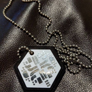 Functioning Battlestar Galactica: Blood & Chrome Necklace &#39;cylon chip&#39; replica NFC actually works