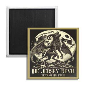 Puede incluir: Una taza de cerámica blanca con un asa negra y el texto "But First, Coffee" en negro, con una fuente de estilo manuscrito. La taza está sobre una superficie blanca.