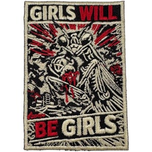 Könnte beinhalten: Gestickter Aufnäher mit dem Text "GIRLS WILL BE GIRLS" in Schwarz und Rot. Der Aufnäher zeigt eine detaillierte Illustration einer skelettartigen Kreatur mit roten Akzenten und einem cremefarbenen Hintergrund.