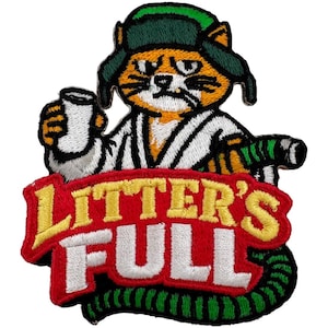 Könnte beinhalten: Gestickter Aufnäher mit einem Zeichentricktiger, der einen grünen Hut trägt und einen Becher und einen grünen Gegenstand hält. Der Aufnäher trägt den Text "LITTER'S FULL" in Gelb und Weiß auf rotem Hintergrund.