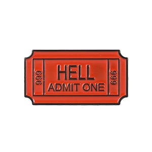 Może przedstawiać: Prostokątna, czerwona emaliowana przypinka w kształcie biletu. Przypinka zawiera czarne słowa "HELL ADMIT ONE" z liczbami "666" po obu stronach. Przypinka ma czarną obwódkę.