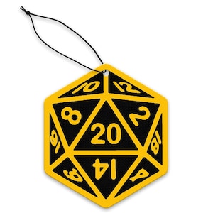 Puede incluir: Un ambientador con forma de dado D20 amarillo y negro con una cuerda negra para colgar. Los números son amarillos sobre un fondo negro. El ambientador es un dodecaedro con el número 20 en un lugar destacado.
