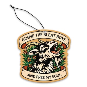Könnte beinhalten: Ein hölzerner Lufterfrischer mit einer Illustration einer schreienden Ziege. Das Design zeigt den Text "GIMME THE BLEAT BOYS AND FREE MY SOUL" in einem Banner. Die Ziege ist schwarz und weiß mit orangefarbenen Akzenten, umgeben von grünem Laub und orangefarbenen Blumen.