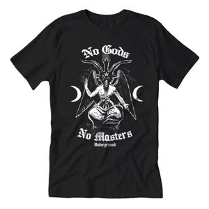 Pode incluir: Camiseta preta com um gráfico branco de uma figura com chifres com asas, uma estrela e luas crescentes. O texto "No Gods, No Masters, Underground" é impresso acima e abaixo da imagem em uma fonte gótica.
