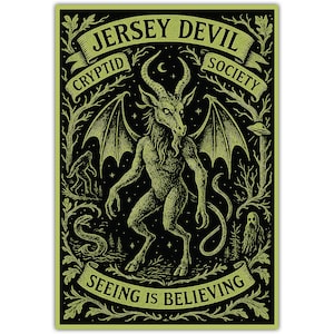 Puede incluir: Ilustración en negro y verde del Jersey Devil, criatura con cuernos y alas. El texto dice "Jersey Devil Cryptid Society" y "Seeing is Believing". La imagen tiene un estilo gótico.