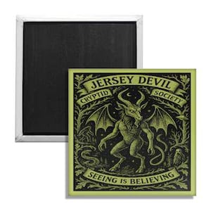 Puede incluir: Imán cuadrado con fondo negro y borde blanco. El imán presenta una ilustración verde y negra del Jersey Devil, con el texto "Jersey Devil Cryptid Society" y "Seeing is Believing".