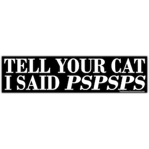 Puede incluir: Adhesivo rectangular negro con texto blanco que dice "TELL YOUR CAT I SAID PSPSPS". El texto "PSPSPS" está en una fuente diferente. El sitio web "THEORIGINALUNDERGROUND.COM" está en la parte inferior.